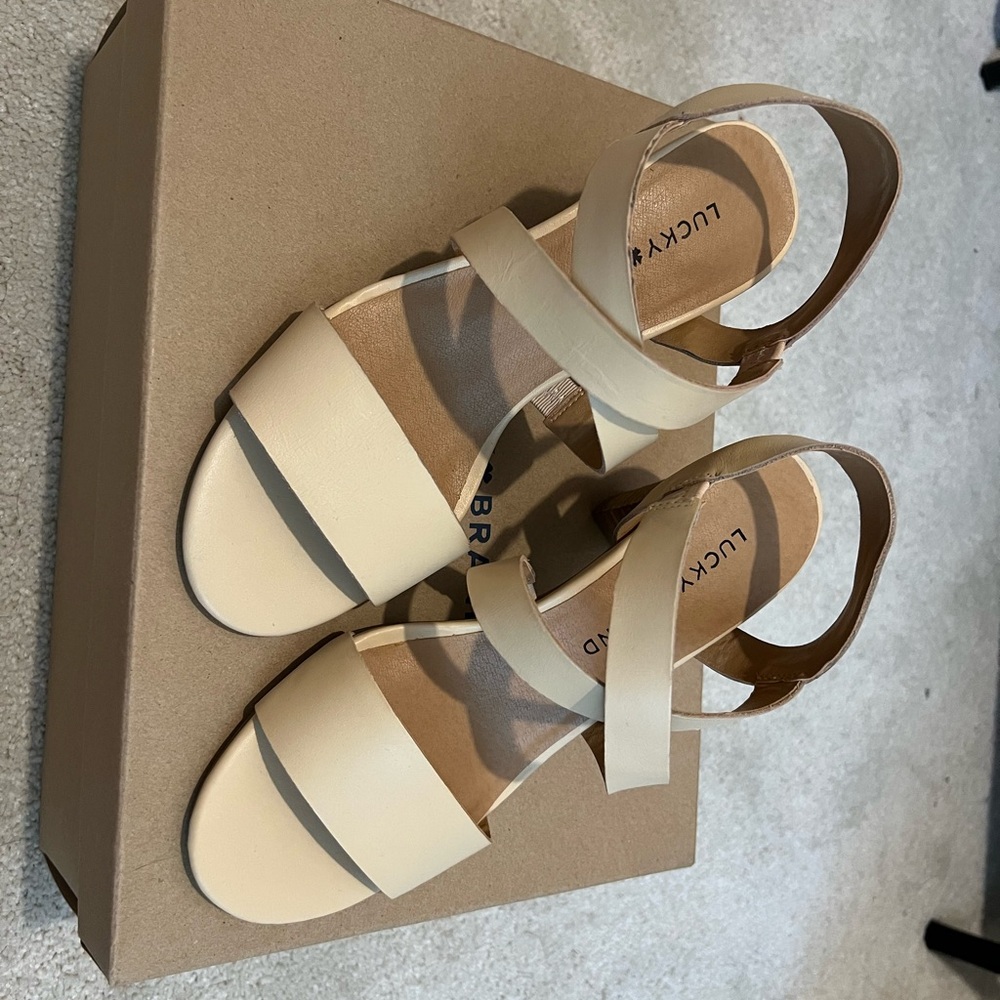 Lucky Brand Cream heels Minimalist Design